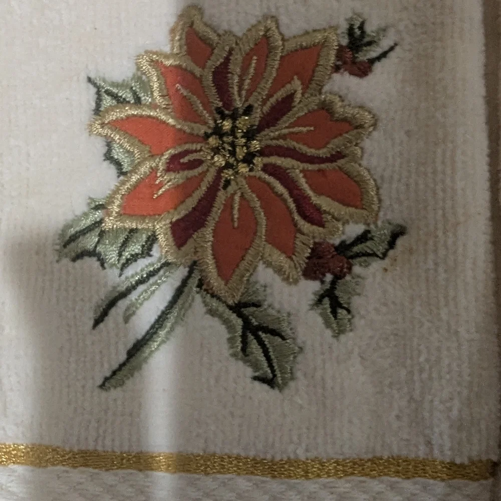 Avanti Floral Embroidered Finger Towels. Lot Of Two.